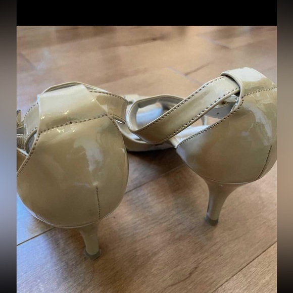 Ellen Tracy Beige Heels - Picture 2 of 4